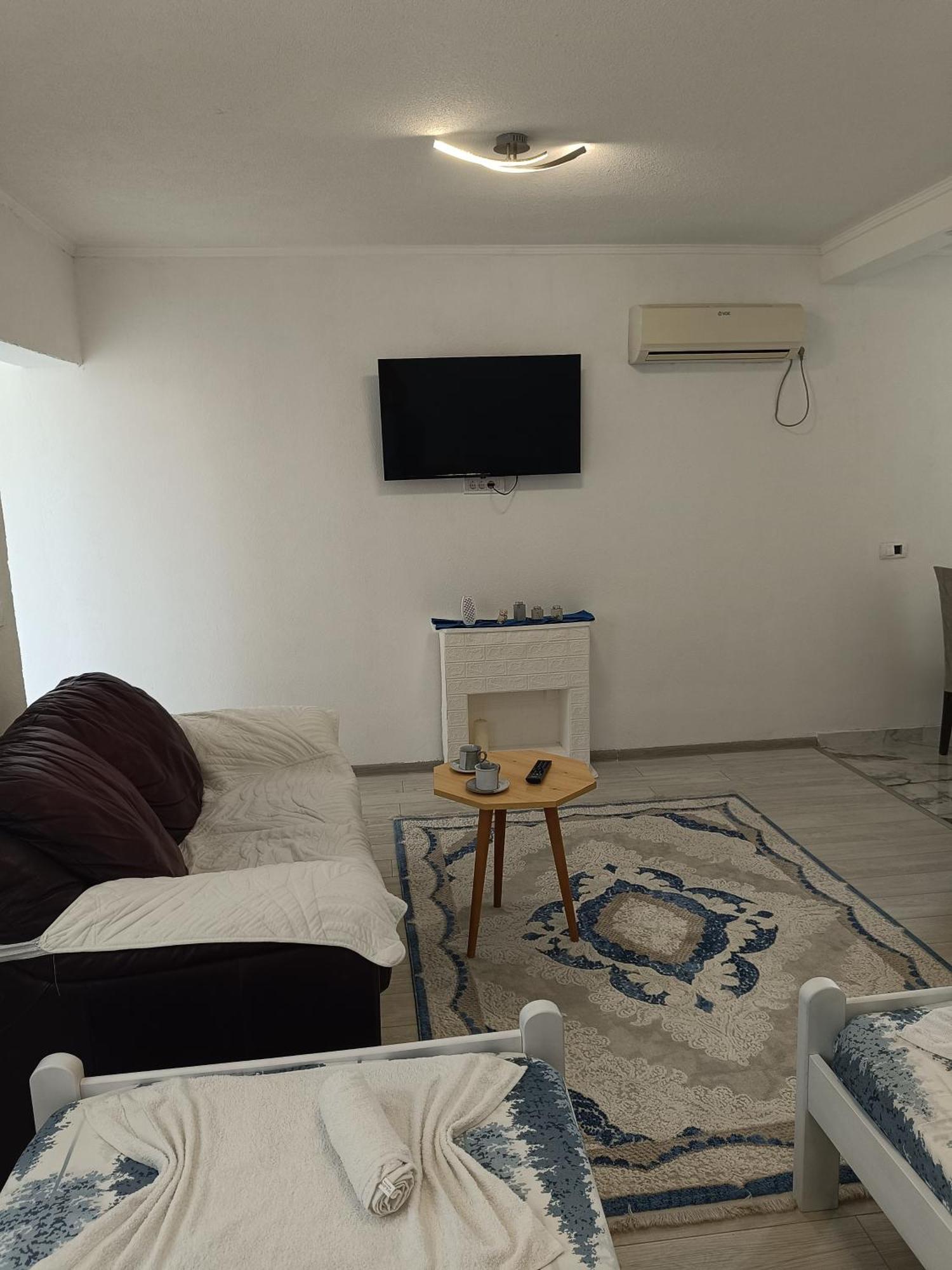 Matija Airport Apartment Mitrovici  Ngoại thất bức ảnh