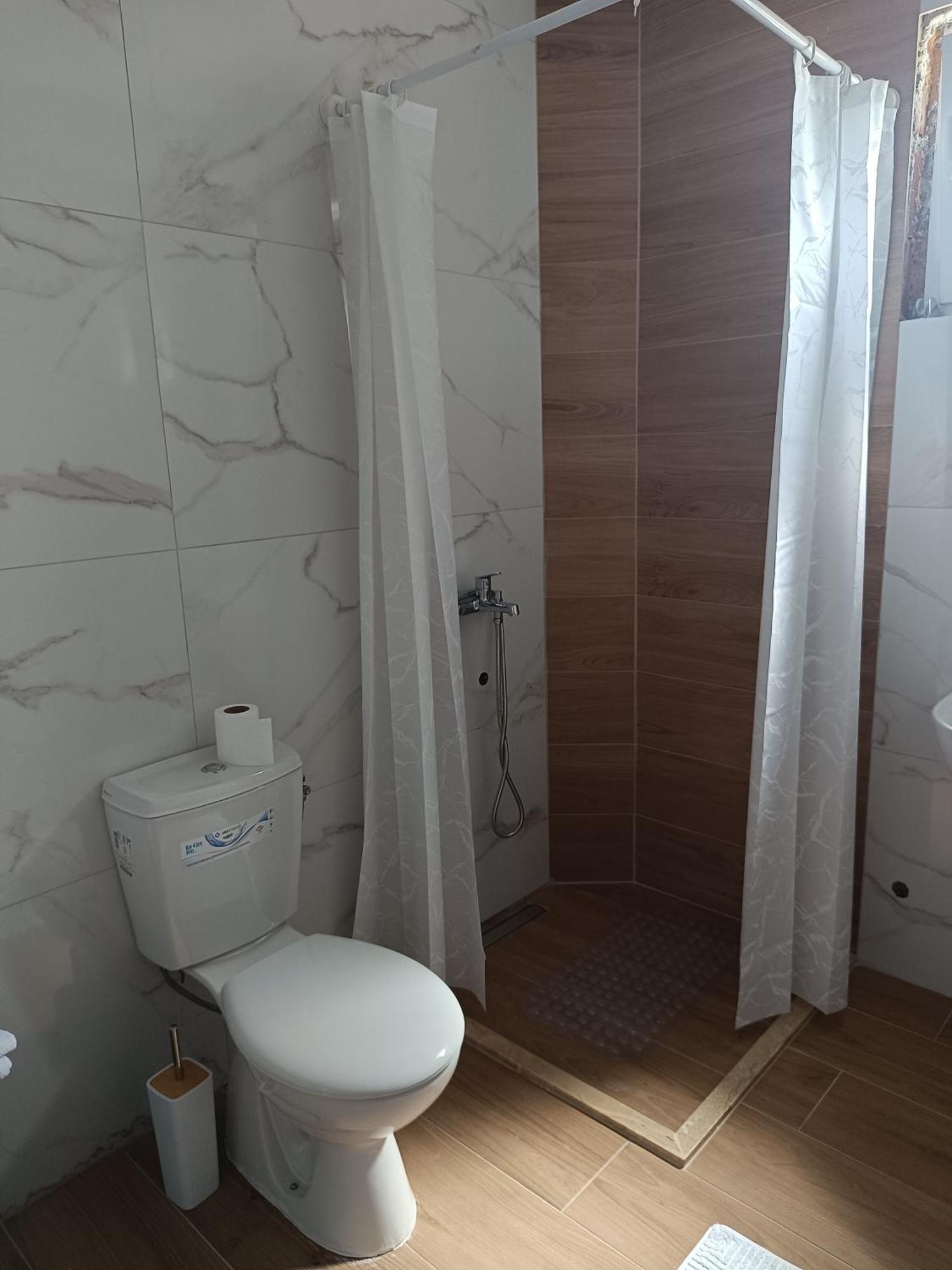 Matija Airport Apartment Mitrovici  Ngoại thất bức ảnh
