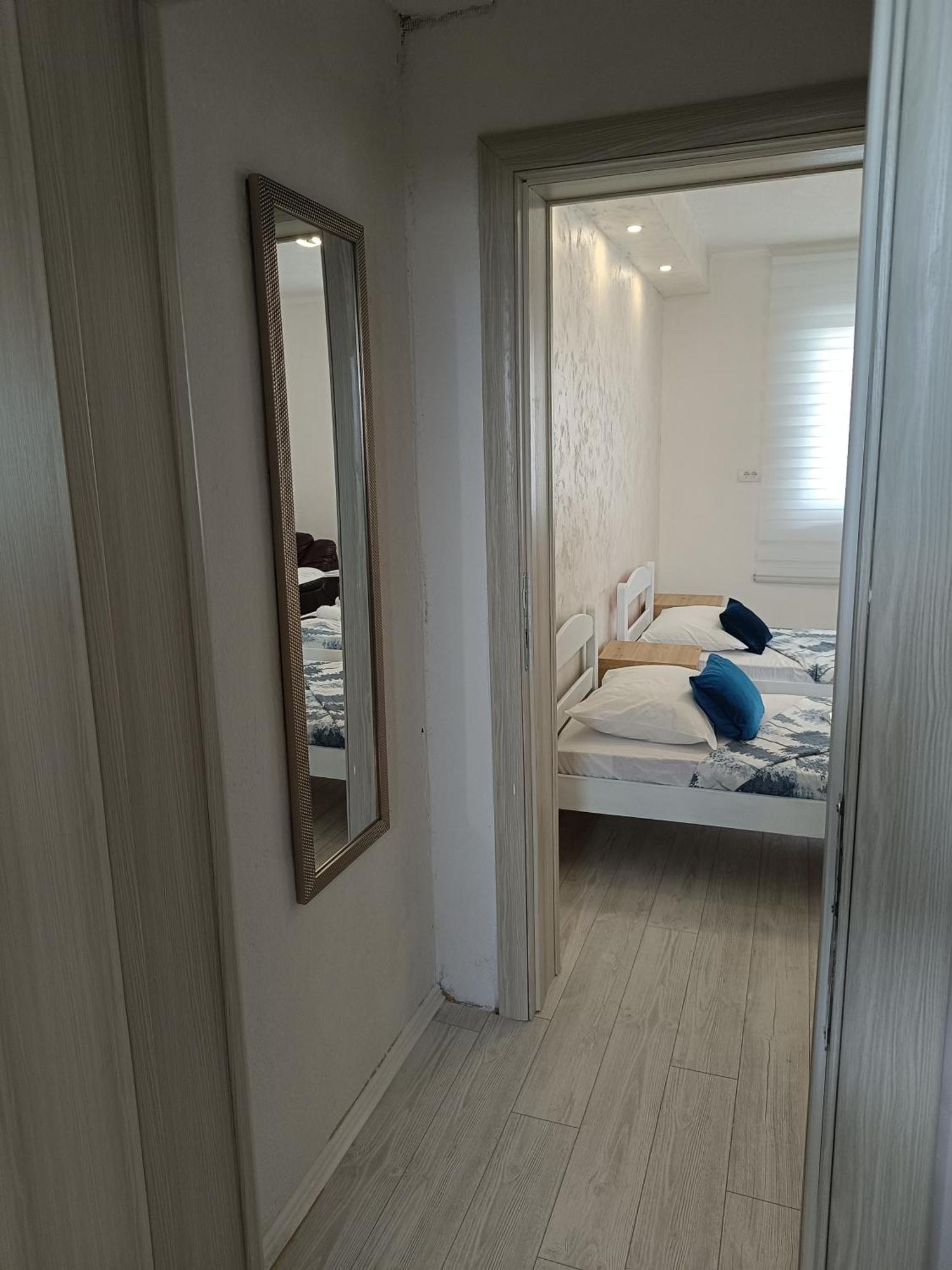 Matija Airport Apartment Mitrovici  Ngoại thất bức ảnh